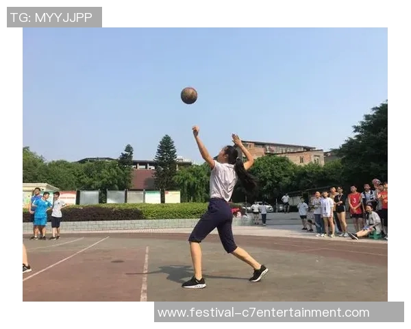 尚鹏足球宝贝的魅力与热情展现了青春活力与运动精神的完美结合 尚鹏足球宝贝的魅力与热情展现了青春活力与运动精神的完美结合